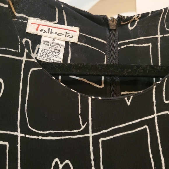 Dress‎ - Picture 3 of 4